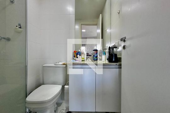 Banheiro de kitnet/studio para alugar com 1 quarto, 38m² em Santo Amaro, São Paulo