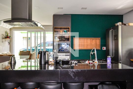 Cozinha de casa à venda com 3 quartos, 341m² em Cristal, Porto Alegre
