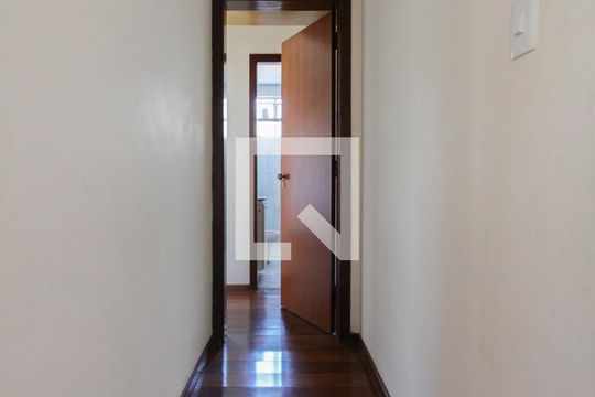 Corredor de apartamento para alugar com 3 quartos, 134m² em Ouro Preto, Belo Horizonte