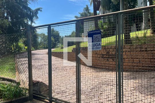 Fachada + Placa de casa de condomínio para alugar com 4 quartos, 600m² em Dois Córregos , Valinhos