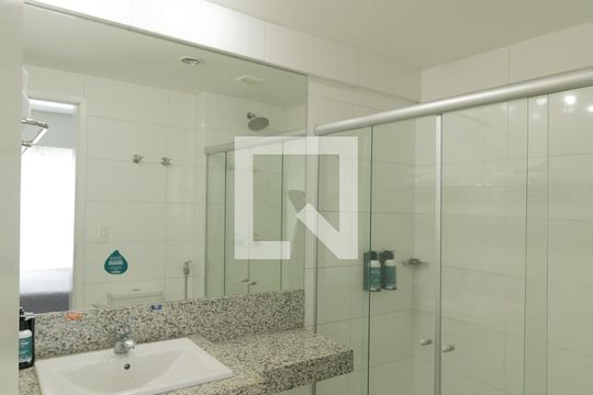 Banheiro de apartamento à venda com 1 quarto, 24m² em Pampulha, Belo Horizonte