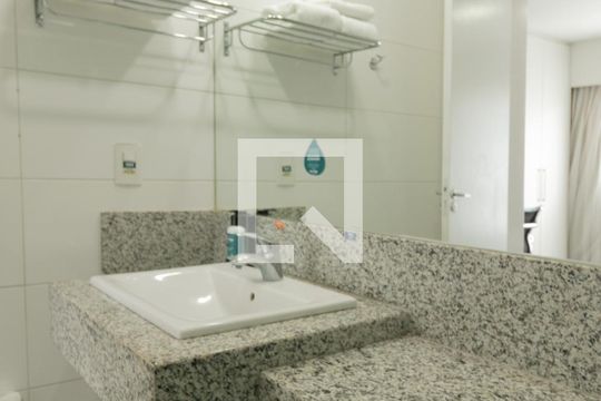 Banheiro de apartamento para alugar com 1 quarto, 24m² em Pampulha, Belo Horizonte
