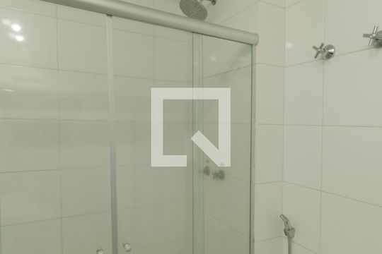 Banheiro de apartamento para alugar com 1 quarto, 24m² em Pampulha, Belo Horizonte