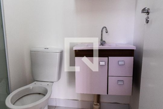 Banheiro de apartamento para alugar com 2 quartos, 34m² em Parque Industrial Tomas Edson, São Paulo