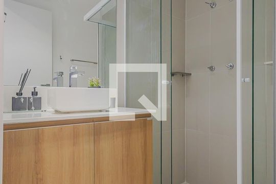 Banheiro de kitnet/studio para alugar com 1 quarto, 25m² em Pinheiros, São Paulo