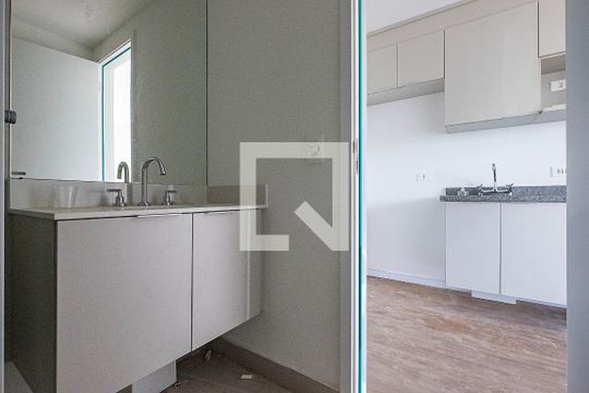 Banheiro de kitnet/studio para alugar com 1 quarto, 24m² em Pinheiros, São Paulo