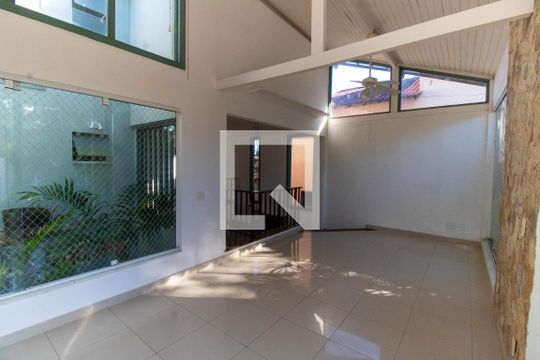 Sala de casa de condomínio à venda com 5 quartos, 320m² em Matapaca, Niterói