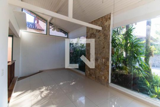 Sala de casa de condomínio à venda com 5 quartos, 320m² em Matapaca, Niterói