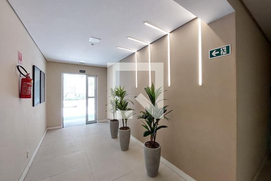 Hall de Entrada  de apartamento para alugar com 2 quartos, 51m² em Vila Sofia, São Paulo