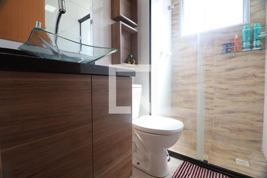 Banheiro de apartamento à venda com 2 quartos, 42m² em Estância Velha, Canoas