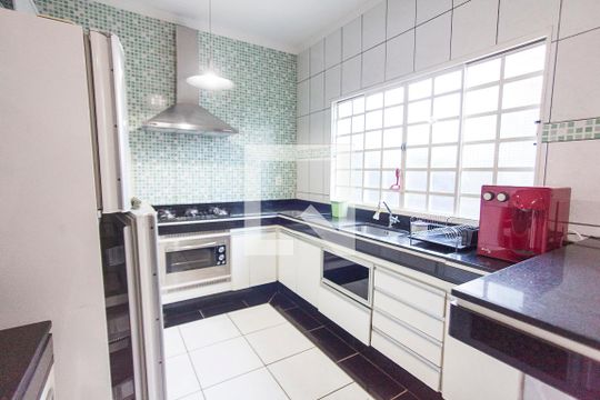 Cozinha de casa para alugar com 3 quartos, 250m² em Laranjeiras, Uberlândia