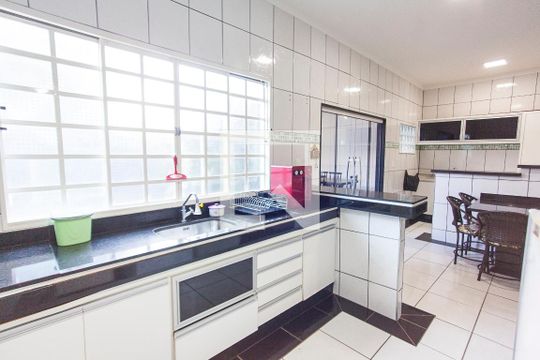 Cozinha de casa para alugar com 3 quartos, 250m² em Laranjeiras, Uberlândia