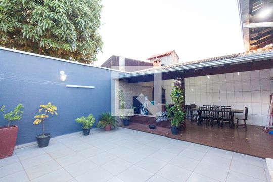 Quintal de casa para alugar com 3 quartos, 250m² em Laranjeiras, Uberlândia