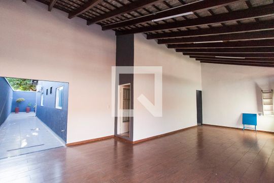 Fachada de casa para alugar com 3 quartos, 250m² em Laranjeiras, Uberlândia