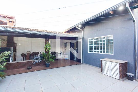 Quintal de casa para alugar com 3 quartos, 250m² em Laranjeiras, Uberlândia