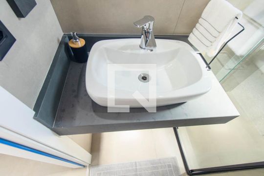 Banheiro Social de kitnet/studio à venda com 1 quarto, 22m² em Água Verde, Curitiba