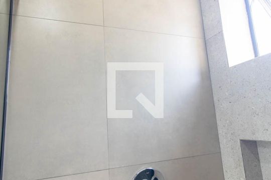Banheiro Social de kitnet/studio à venda com 1 quarto, 22m² em Água Verde, Curitiba