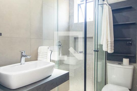 Banheiro Social de kitnet/studio à venda com 1 quarto, 22m² em Água Verde, Curitiba