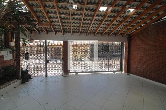 Garagem de casa à venda com 3 quartos, 480m² em Vila Arriete, São Paulo