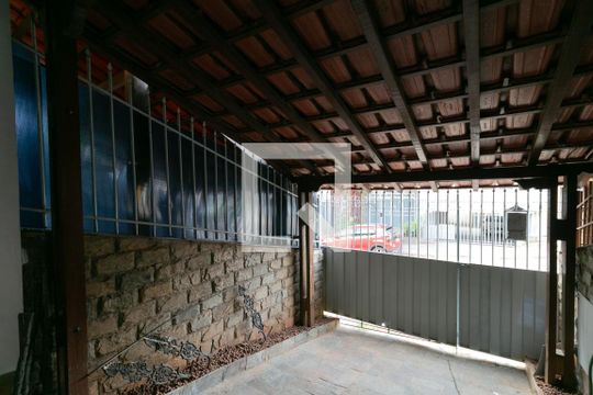 Garagem de casa para alugar com 2 quartos, 62m² em Santa Rosa, Belo Horizonte