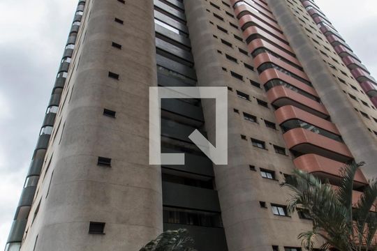 Fachada do bloco de apartamento para alugar com 3 quartos, 220m² em Alphaville Industrial, Barueri