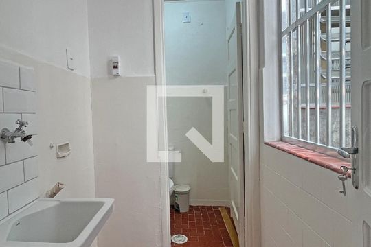 Banheiro de serviço de apartamento para alugar com 2 quartos, 45m² em Gonzaga, Santos