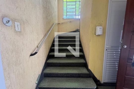 Escada de apartamento para alugar com 2 quartos, 45m² em Gonzaga, Santos