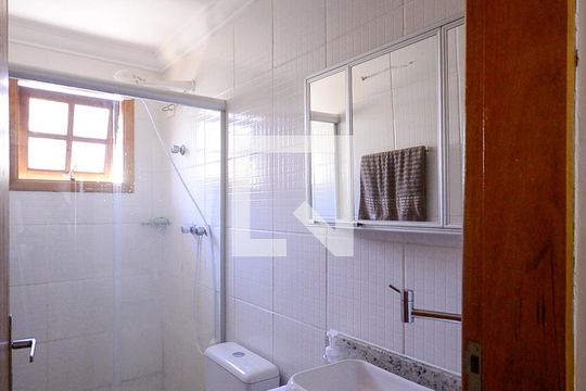 Banheiro de casa de condomínio à venda com 2 quartos, 60m² em Vila Arapua, São Paulo