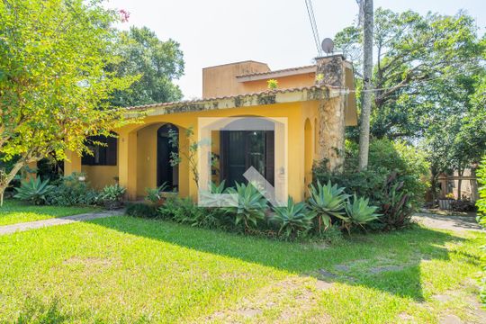 Fachada de casa à venda com 2 quartos, 164m² em Cavalhada, Porto Alegre