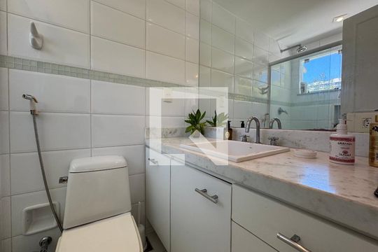 Suíte 3 - Banheiro de casa de condomínio à venda com 6 quartos, 430m² em Barra da Tijuca, Rio de Janeiro