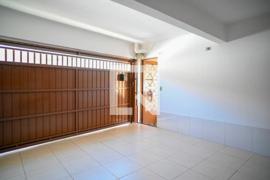 Garagem de casa à venda com 4 quartos, 248m² em Vila Liviero, São Paulo