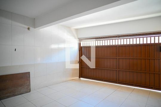 Garagem de casa à venda com 4 quartos, 248m² em Vila Liviero, São Paulo