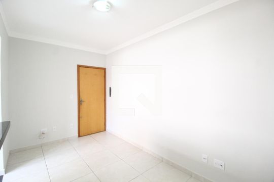 Sala de apartamento para alugar com 2 quartos, 47m² em Santa Mônica, Uberlândia