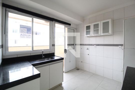 Cozinha de apartamento para alugar com 2 quartos, 47m² em Santa Mônica, Uberlândia