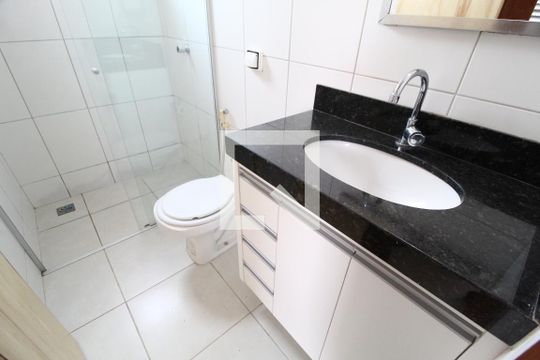 Banheiro Social de apartamento para alugar com 2 quartos, 47m² em Santa Mônica, Uberlândia