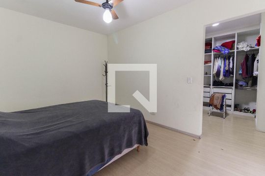 Suíte de casa à venda com 4 quartos, 228m² em Vila Regina, São Paulo