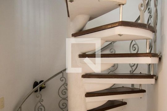 Escada de casa à venda com 4 quartos, 236m² em Vila Lucinda, Santo André
