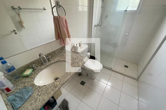 Banheiro da Suíte 1 de casa de condomínio para alugar com 3 quartos, 300m² em Jardim Barbacena, Cotia