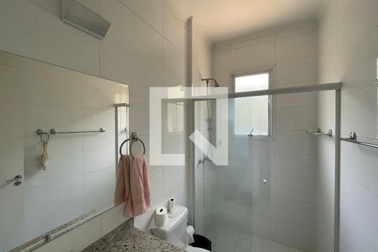Banheiro da Suíte 1 de casa de condomínio para alugar com 3 quartos, 300m² em Jardim Barbacena, Cotia