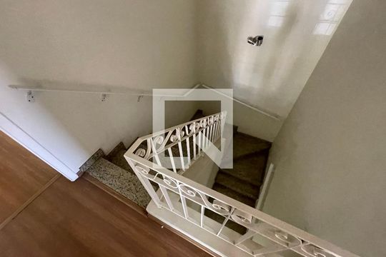 Escada de casa de condomínio para alugar com 3 quartos, 300m² em Jardim Barbacena, Cotia