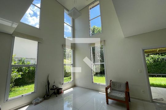 Casa de Condomínio para alugar com 3 quartos, 300m² em Jardim Barbacena, Cotia