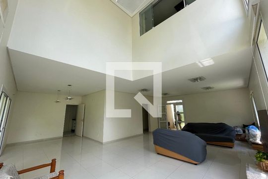 Sala de casa de condomínio para alugar com 3 quartos, 300m² em Jardim Barbacena, Cotia