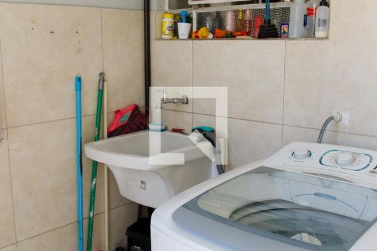 Lavanderia de casa à venda com 4 quartos, 273m² em Umuarama, Osasco