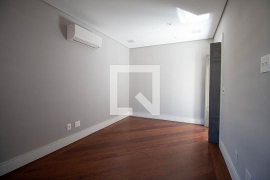 Quarto de casa para alugar com 5 quartos, 550m² em Chácara Monte Alegre, São Paulo