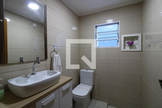 Banheiro do piso inferior de casa à venda com 3 quartos, 185m² em Vila Pires, Santo André
