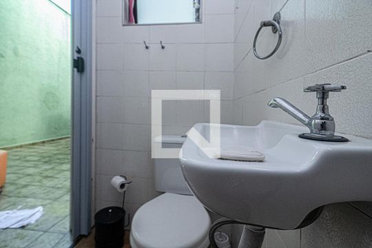 banheiro na área de serviço de casa à venda com 4 quartos, 200m² em Vila Santo Estefano, São Paulo