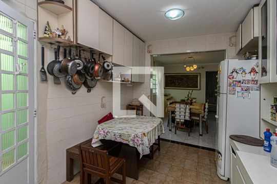 cozinha de casa à venda com 4 quartos, 200m² em Vila Santo Estefano, São Paulo