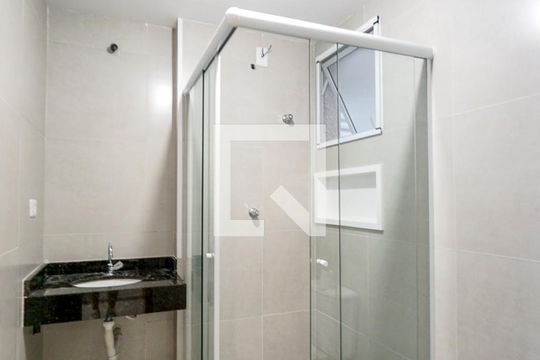Banheiro de apartamento à venda com 2 quartos, 57m² em Vila Esperança, São Paulo
