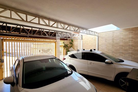 Garagem de casa à venda com 4 quartos, 250m² em Vila Galvão, Jundiaí