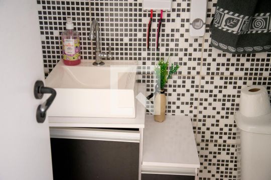 Banheiro Social de apartamento à venda com 2 quartos, 56m² em Vila Humaita, Santo André